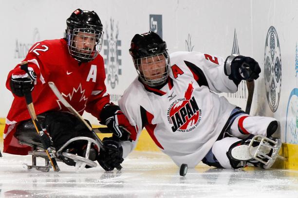 Satoru Sudo and Greg Westlake battle for the puck