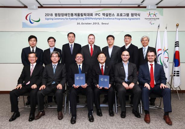 Members of the IPC and PyeongChang2018 Organising Committee celebrate the signing of the 2018 Excellence Programme