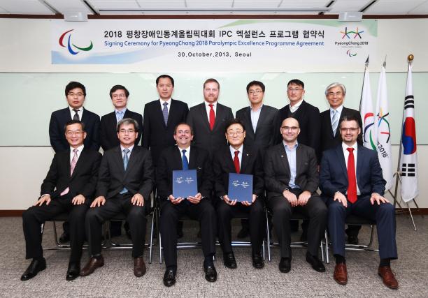 PyeongChang 2018 and IPC Academy signing Members of the IPC and PyeongChang2018 Organising Committee celebrate the signing of the 2018 Excellence Programme
