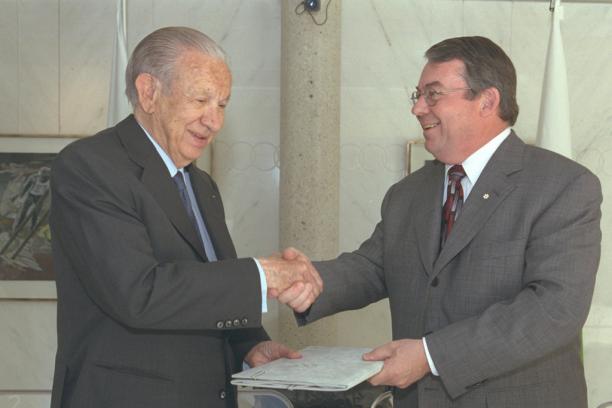 First IOC-IPC Agreement signed Juan Antonio Samaranch and Bob Steadward sign first IOC-IPC Agreement, shaking hands