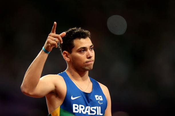 Alan Cardoso Fonteles Oliveira A picture of man celebrating his victory