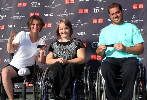 SA Open mixed doubles winners Charlotte Famin (FRA) and Asi Stokol (ISR) Three people in wheelchairs posing in front of a branded backdrop