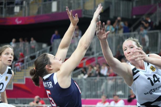 Darlene HUNTER, USA takes a shot with an attempted block by Marina MOHNEN, GER 