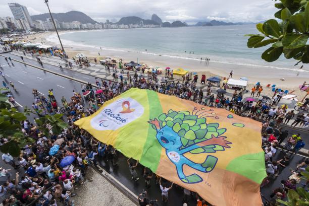 500 days to go Rio Crowd of people from above, holding a huge banner with Rio motives