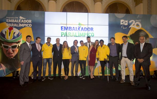 Team of ambassadors who will represent the Brazilian Paralympic Committee Group picture of around 10 people on a stage