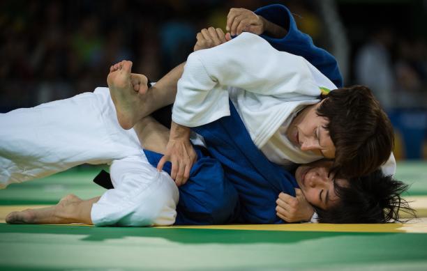 Judokas, Carmen Brussig and Li Liqing competing for the gold medal in Rio de Janeiro.