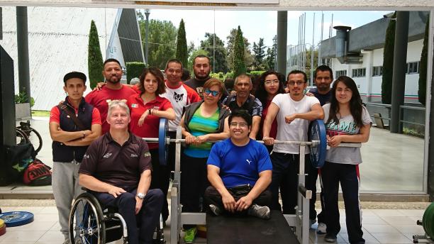 Powerlifting course - Mexico City 2017 A group of men and women standing and in wheelchairs smile for the camera