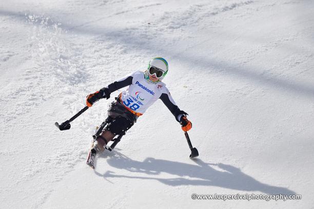 an para alpine skier skies down the slope
