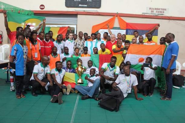 Group picture with people holding flags in a gymnastics hall