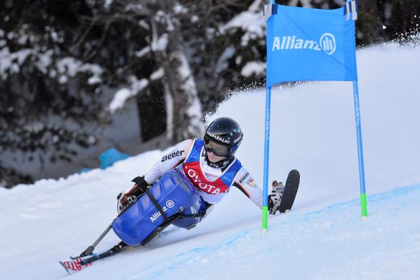 Anna Schaffelhuber - Veysonnaz 2018 a female sit skier rounds a gate
