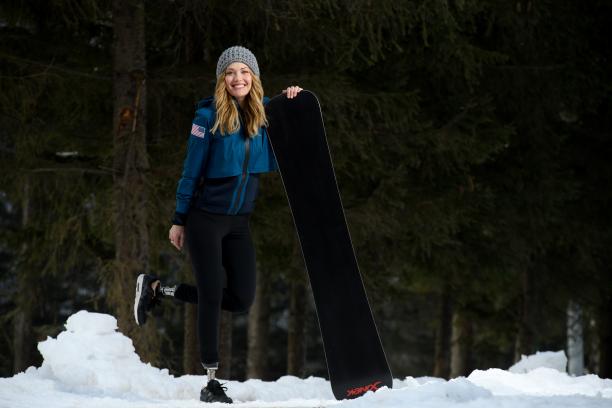a female Para snowboarder