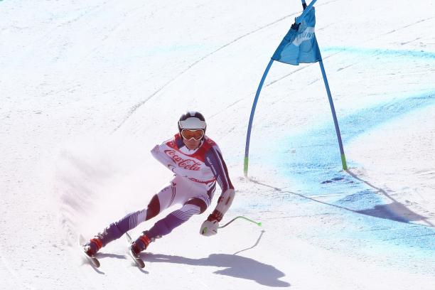 Theo Gmur - PyeongChang 2018 a male Para alpine skier rounds a gate