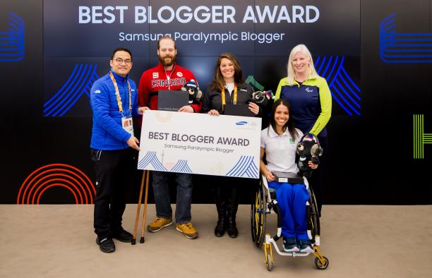 Samsung Bloggers Awards five people standing in front of a video screen