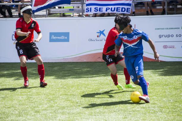 Angel Flores Guardado - Madrid 2018 a male blind footballer runs with the ball