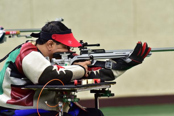a male Para shooter lines up a shot