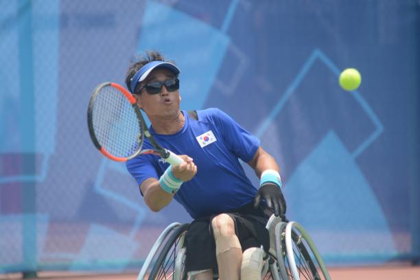Kyu-Seung Kim - Indonesia 2018 male wheelchair tennis player Kyu-Seung Kim plays a forehand