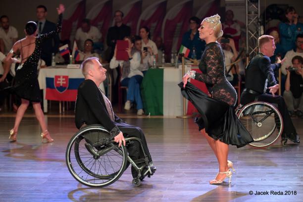 Polish dancers Nadine Kinczel and Pawel Karpinski competing