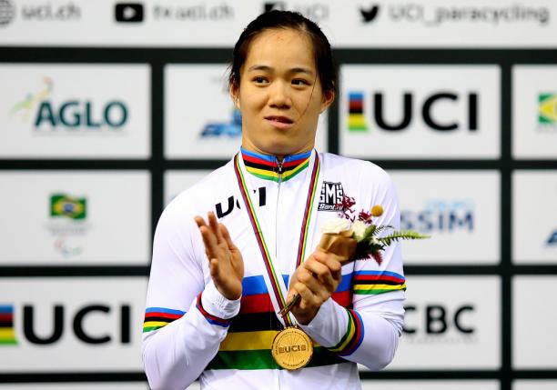 Jieli Li - Rio 2018 Worlds A female Para cyclist applauds on the podium