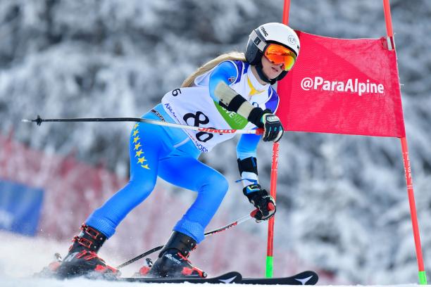 female Para alpine skier Ilma Kazazic skies round a gate