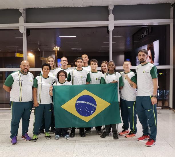 Debora Menezes female Para taekwondo fighter Debora Menezes with other fighters holding a Brazilian flag
