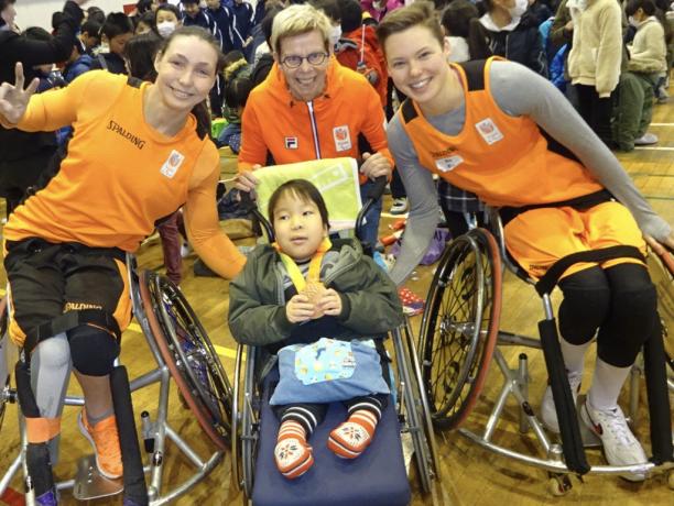 Three Dutch women pose in photo with Japanese kid