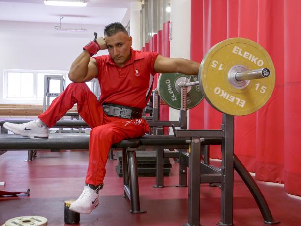 Niel Garcia Trelles - Peru - powerlifting Peruvian powerlifter Niel Garcia Trelles poses on the benche staring at the camera