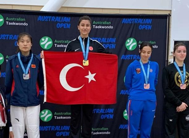 Gamze Gurdal - Turkey - taekwondo Woman taekwondo fighter on the podium holding the Turkey flag