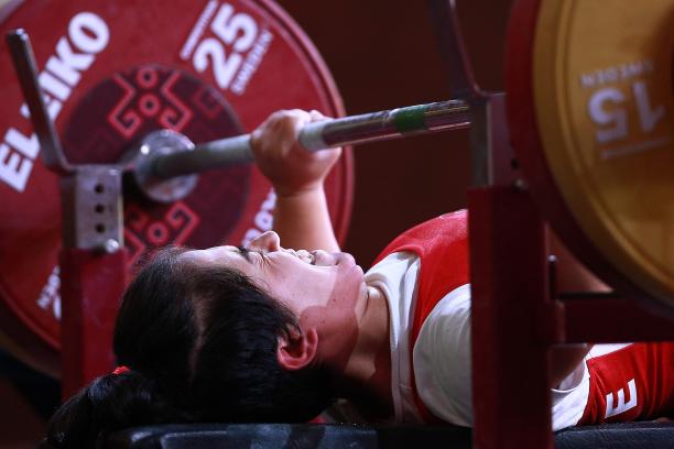 Besra Duman - Turkey - powerlifting Turkish powerlifter Besra Duman lifting the bar