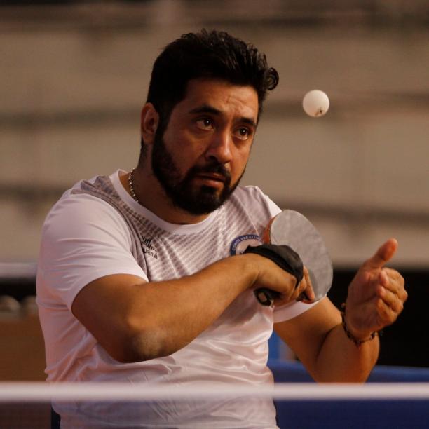 Luis Flores - Chile - table tennis Chilean table tennis player Luis Flores serving